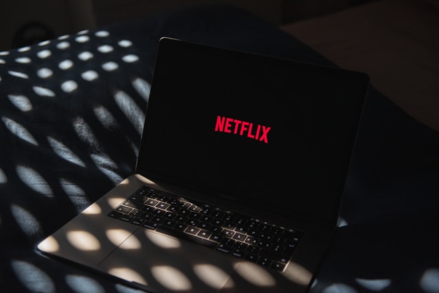 Tarif podporovaný reklamou využívá na Netflixu přes 40 milionů uživatelů