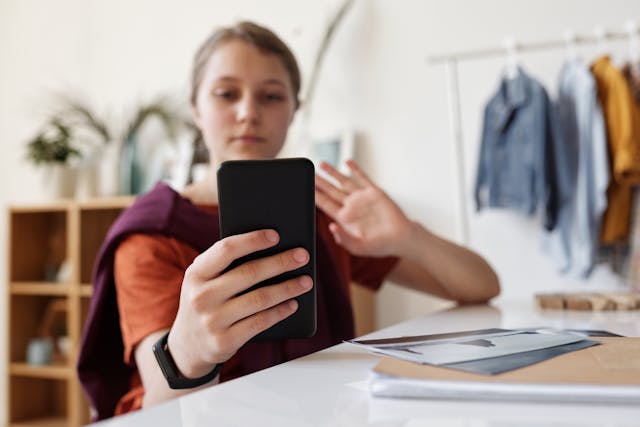 Mladí lidé neradi telefonují, hovory nezvedají a raději odpovídají přes zprávy