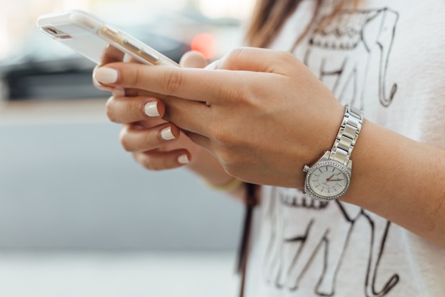 Anglická síť škol zakázala používání chytrých telefonů